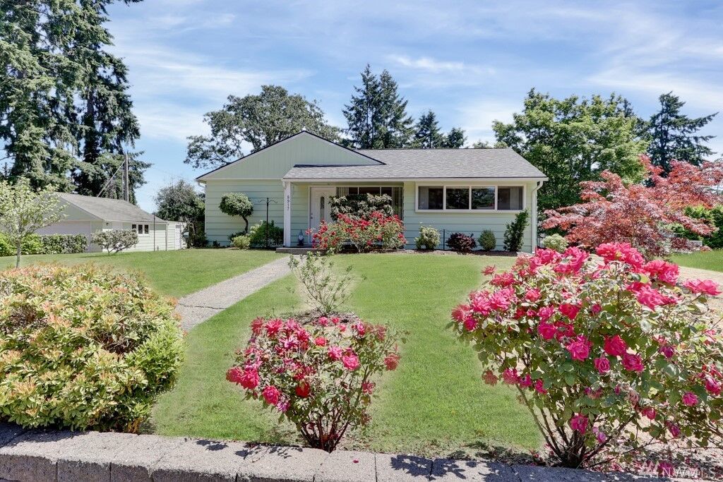 Property Photo: 8917 Whitman Ave SW WA 98499
