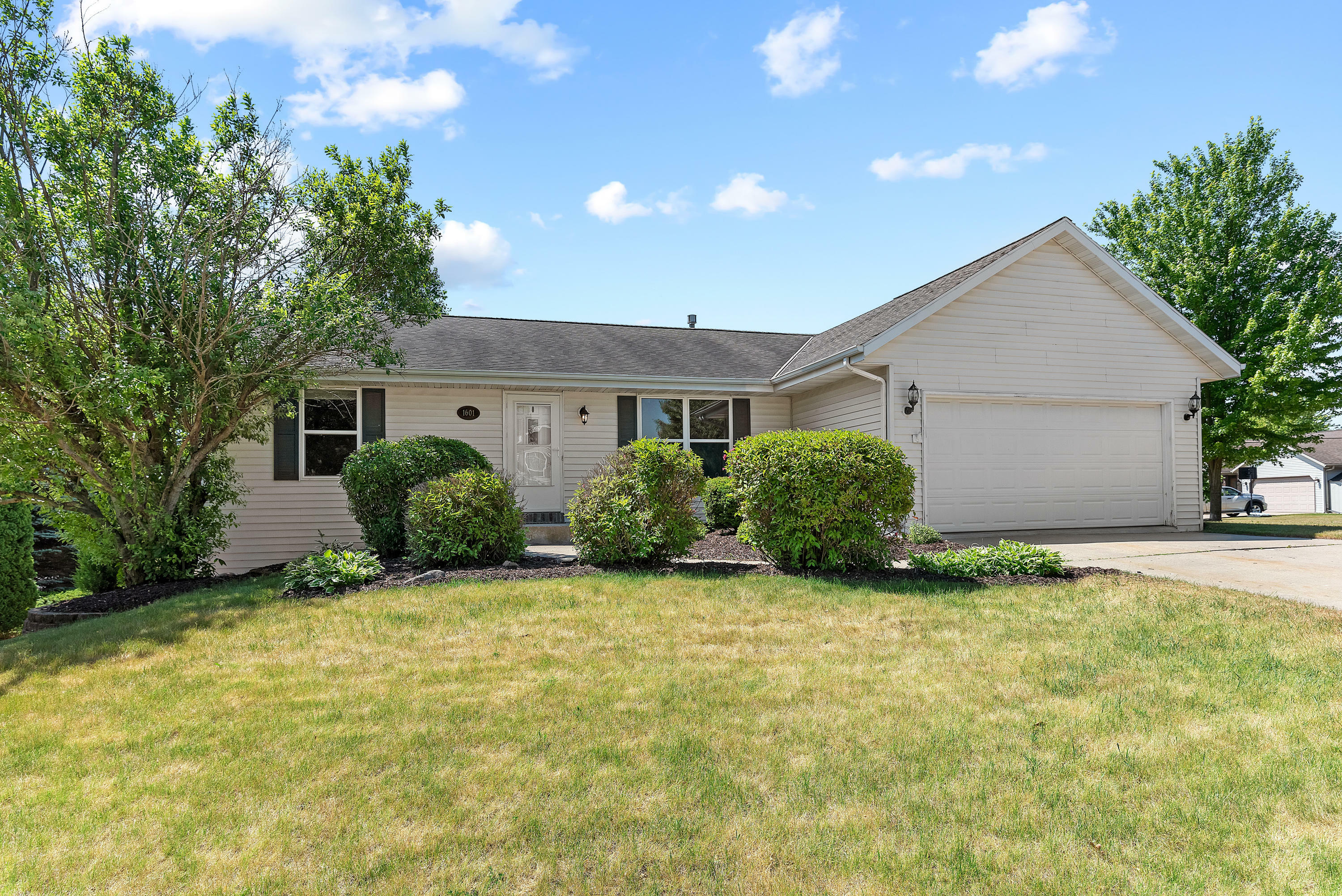 Property Photo:  1601 Elderberry St  WI 53095 