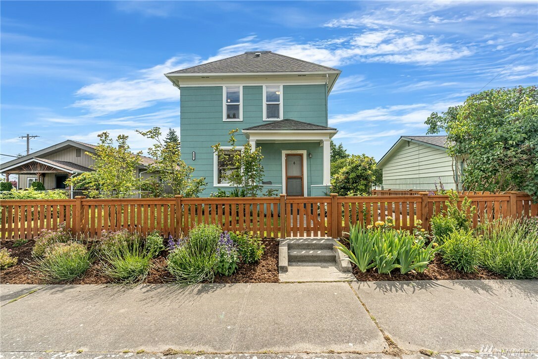 Property Photo:  2307 Fulton St  WA 98201 