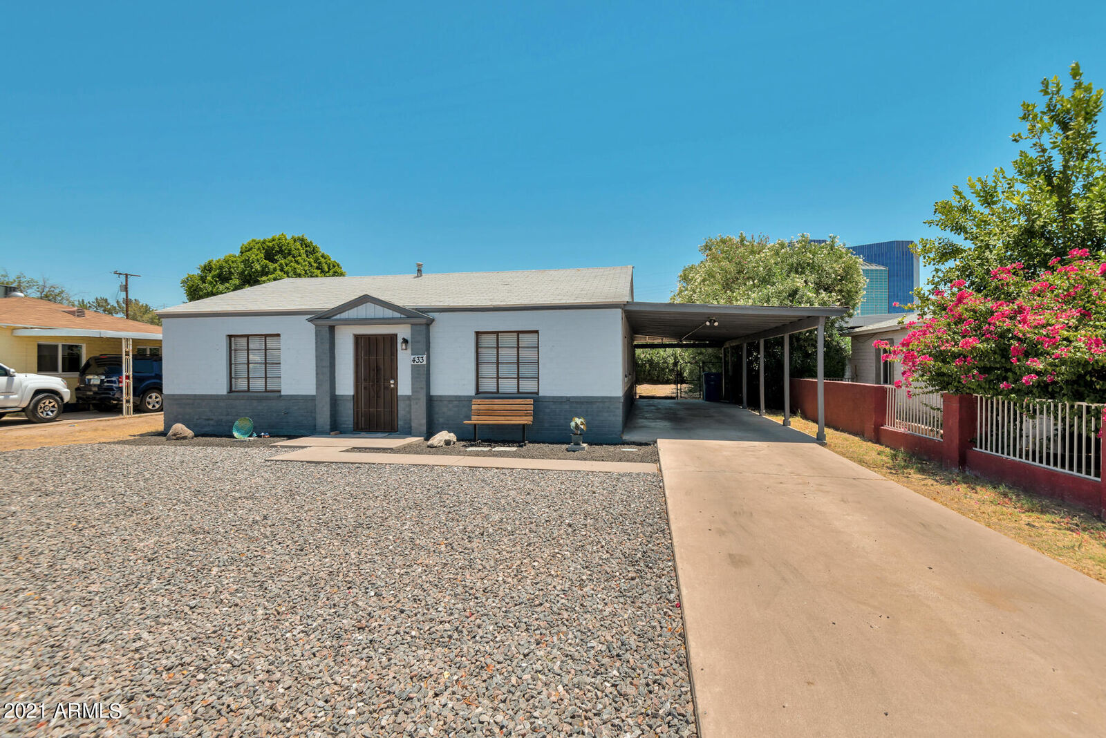 Property Photo: 433 N 41st Place AZ 85008