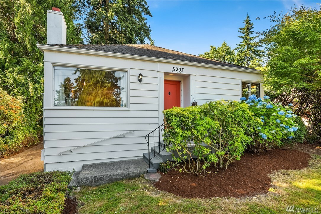 Property Photo:  3207 NE 97th St  WA 98115 