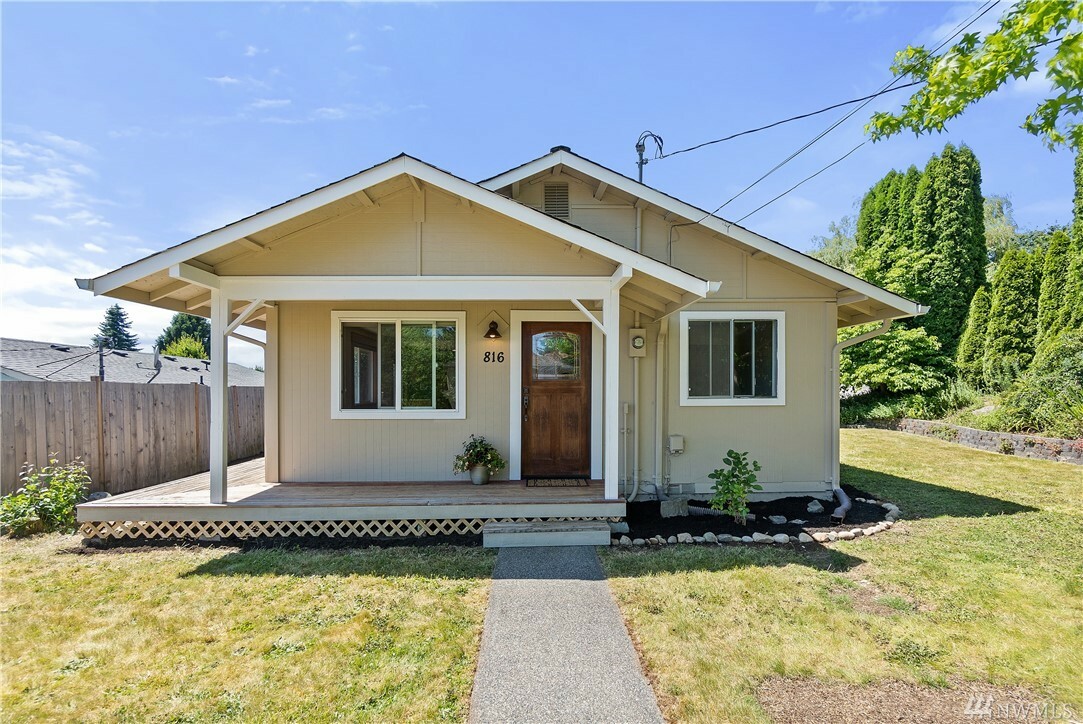 Property Photo:  816 Ford Ave  WA 98290 