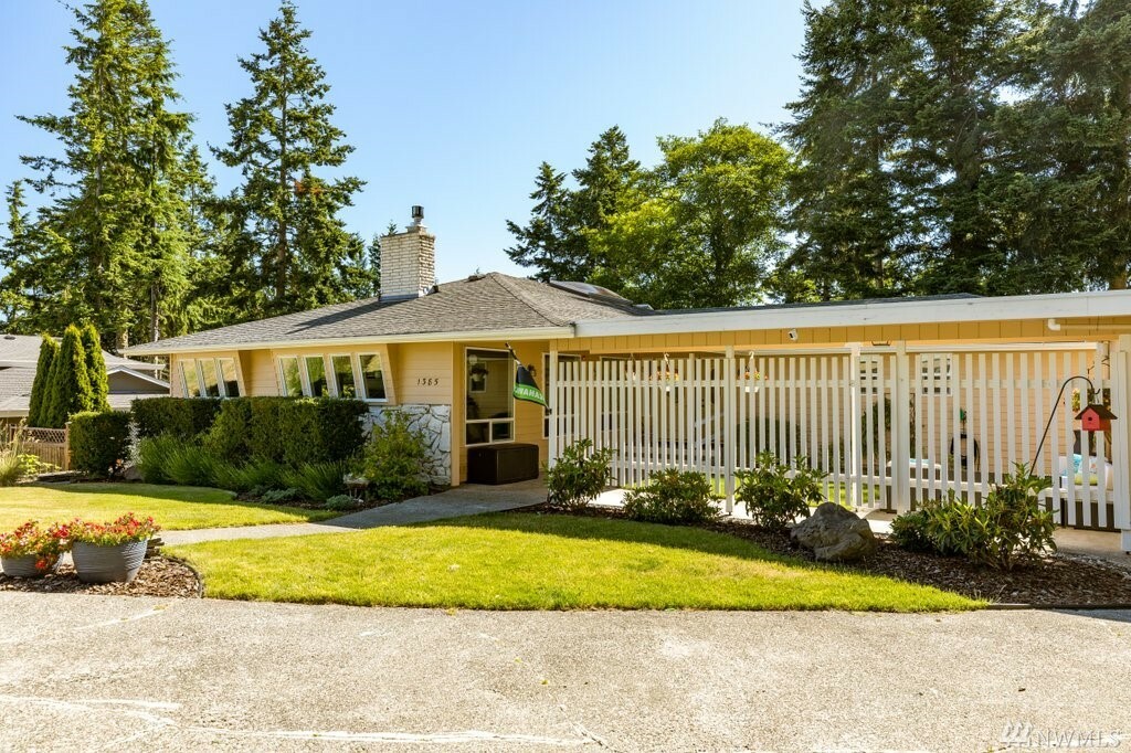 Property Photo:  1385 SW Leschi Dr  WA 98277 