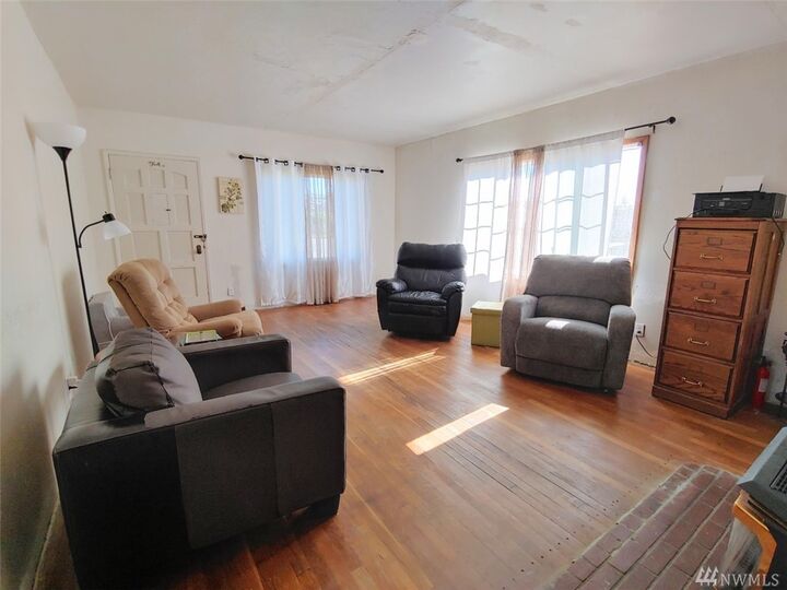 Property Photo:  2322 Sumner Ave  WA 98520 