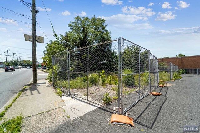 Property Photo:  400 South Washington Avenue  NJ 07621 