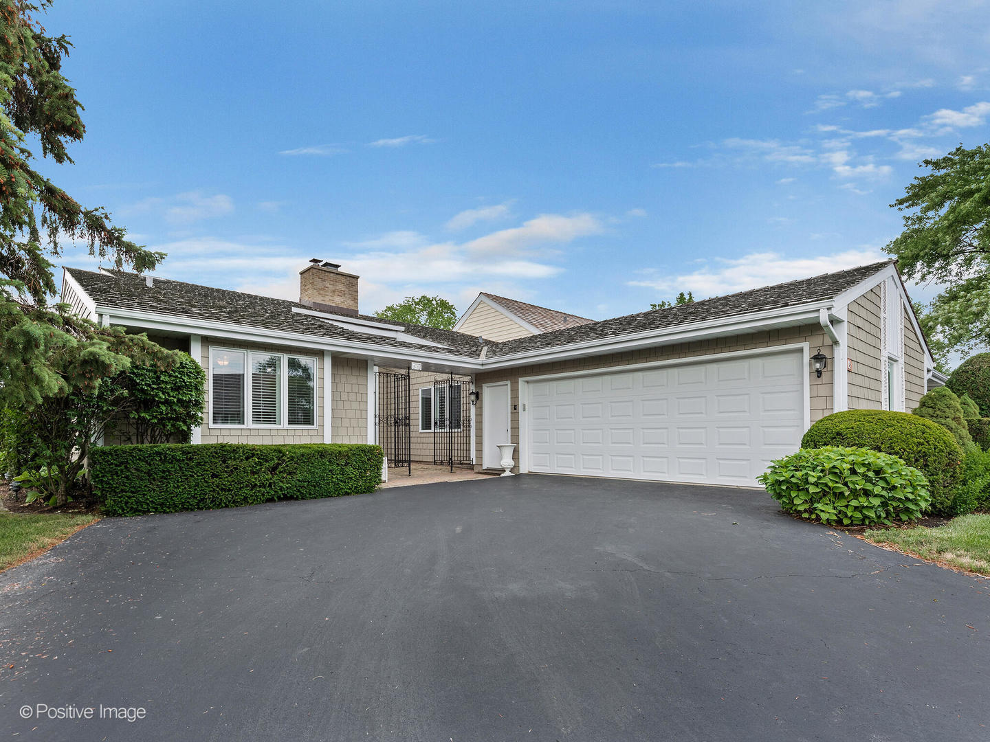 Property Photo: 46 Briarwood South IL 60523