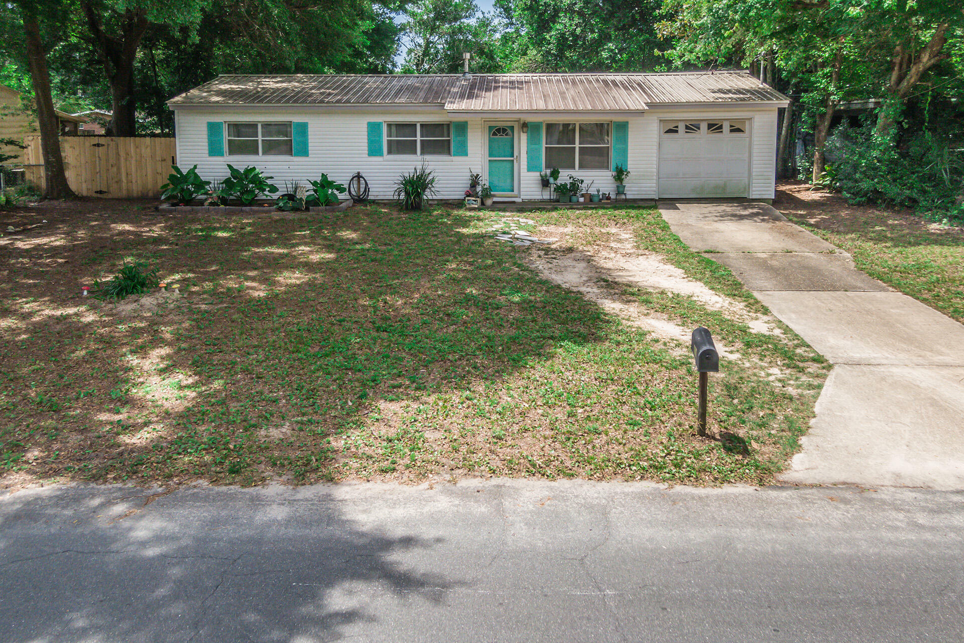 Property Photo:  415 NE Woodrow Street  FL 32547 