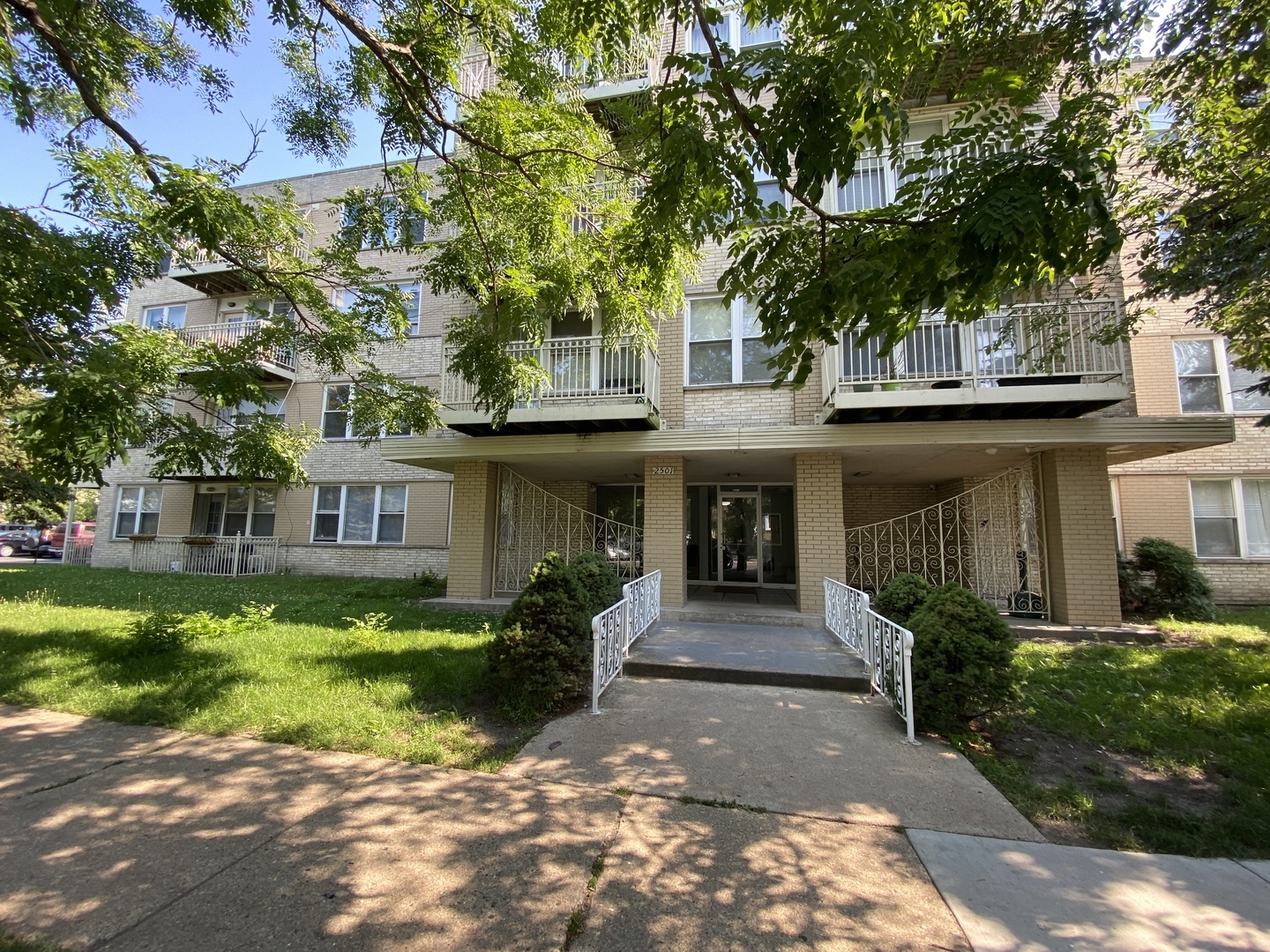 Property Photo: 2501 W Touhy Avenue 304 IL 60645