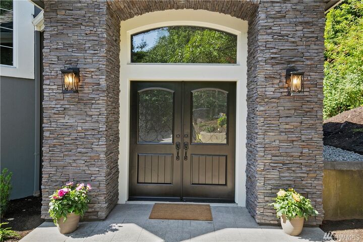 Property Photo:  9107 SE 78th Place  WA 98040 