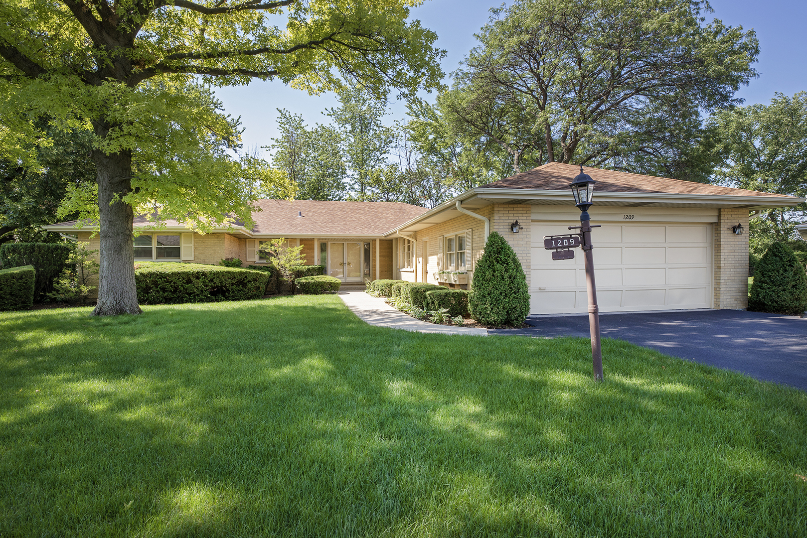 Property Photo:  1209 Canterbury Lane  IL 60025 