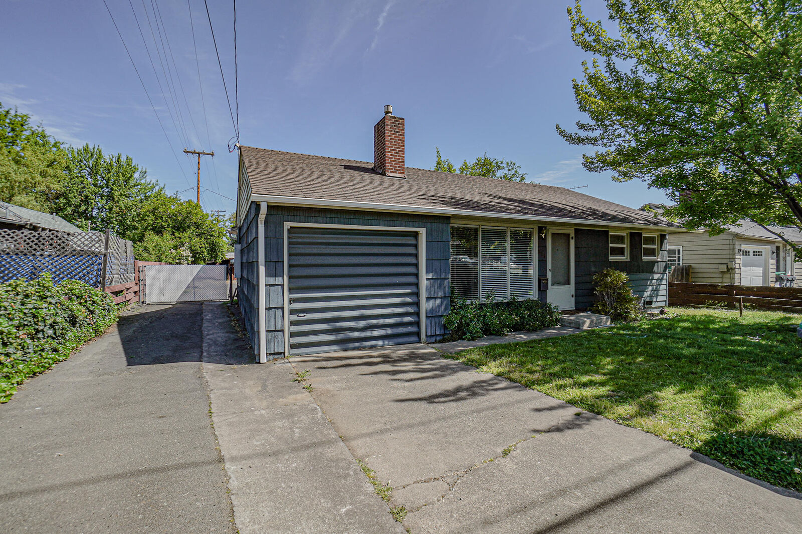 Property Photo: 876 Stewart Ave Avenue OR 97501