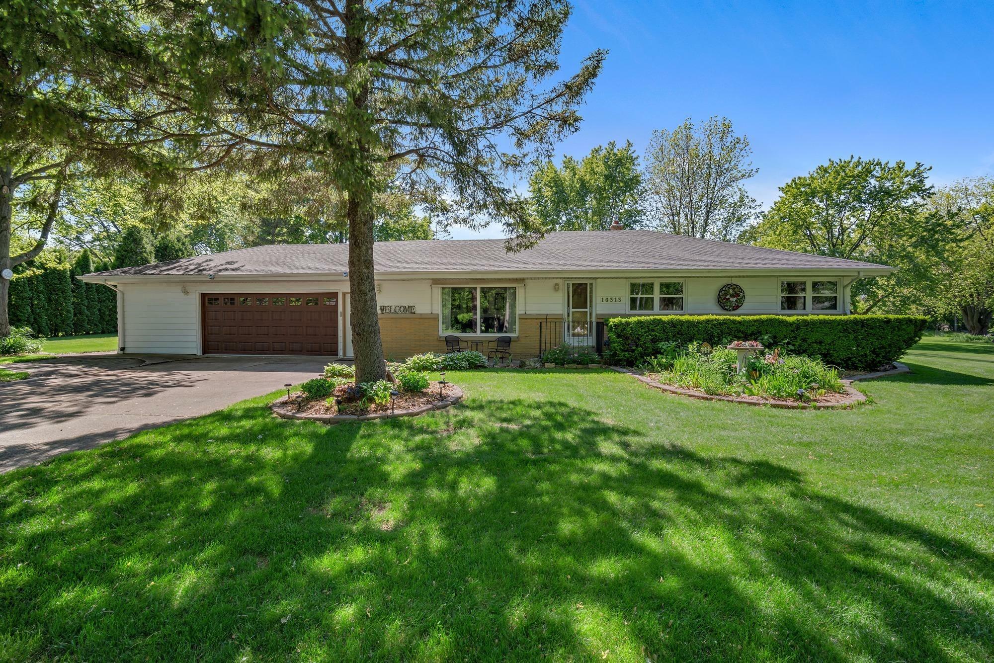 Property Photo:  10313 N Sunnycrest Dr  WI 53092 