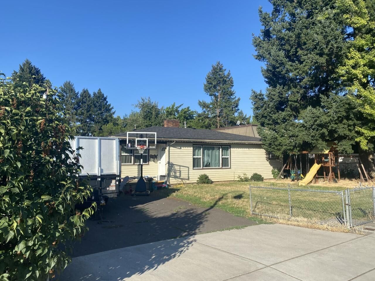 Property Photo: 143 Loto Street OR 97524