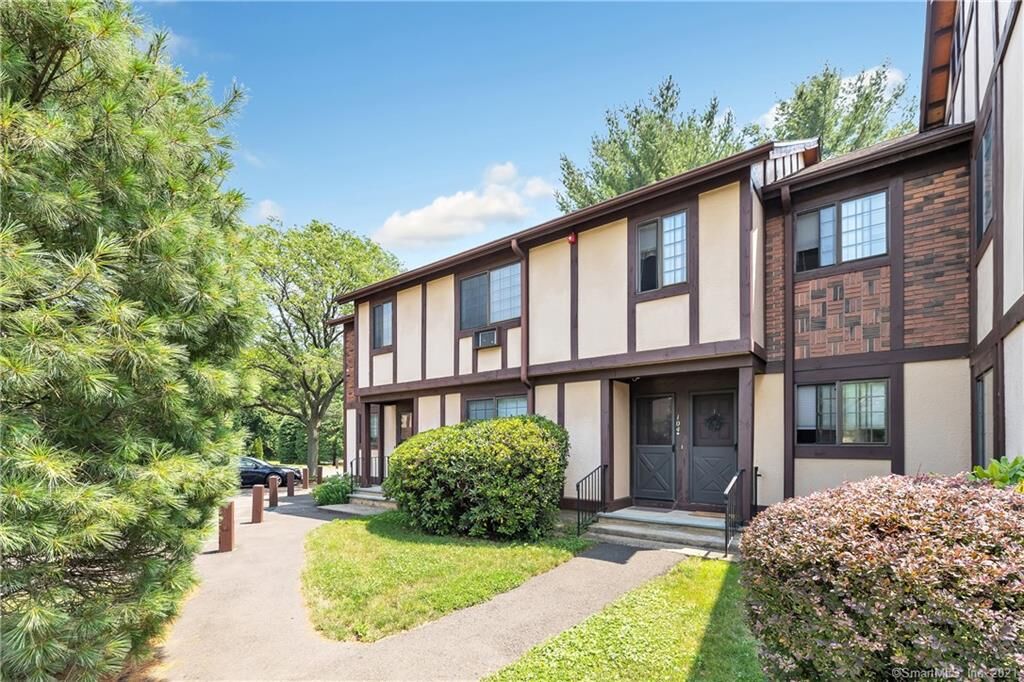 Property Photo:  104 Foxwood Close 104  CT 06461 