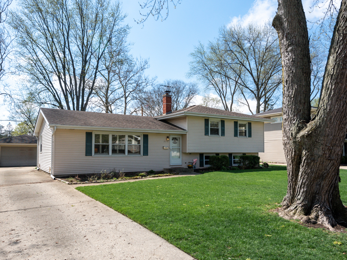 Property Photo: 336 Robin Hill Drive IL 60540
