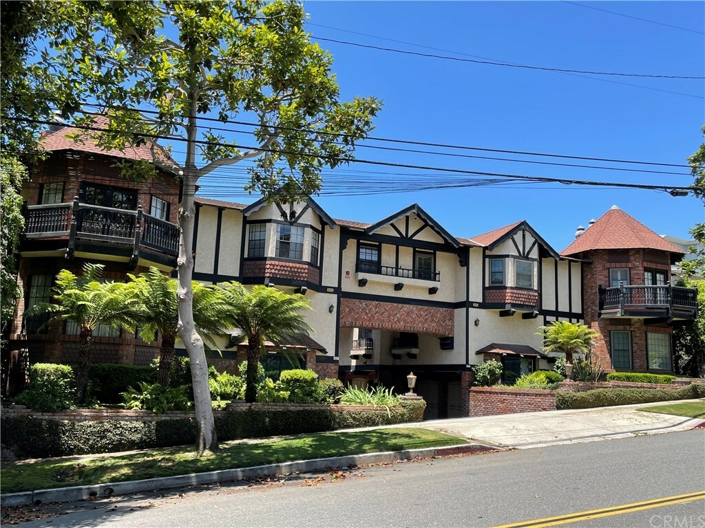 Property Photo:  227 S Irena Avenue 3  CA 90277 