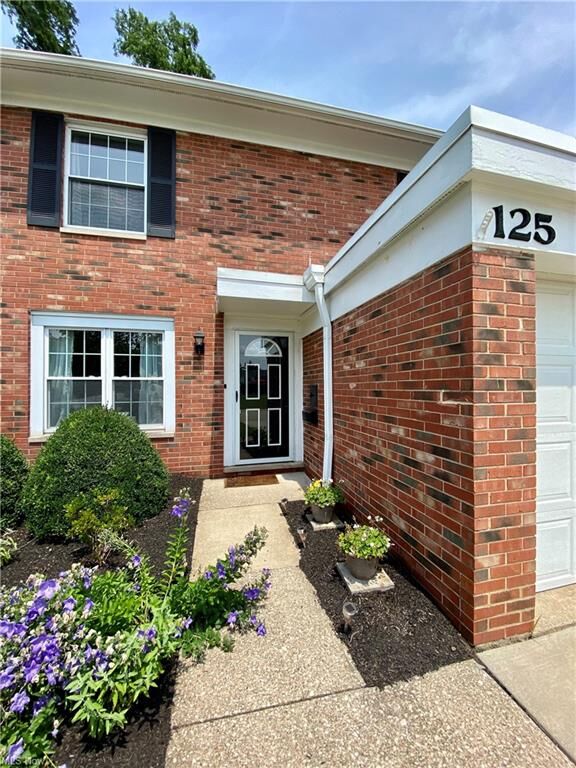 Property Photo:  125 Chatham Way  OH 44124 