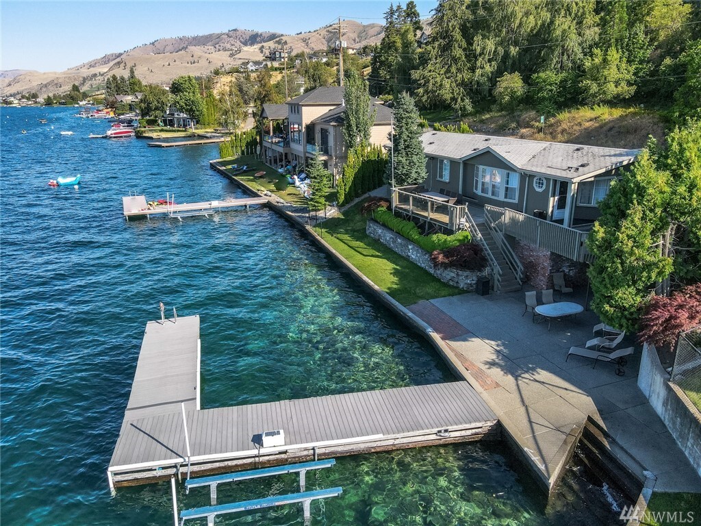 Property Photo: 1308 S Lakeshore Rd WA 98816