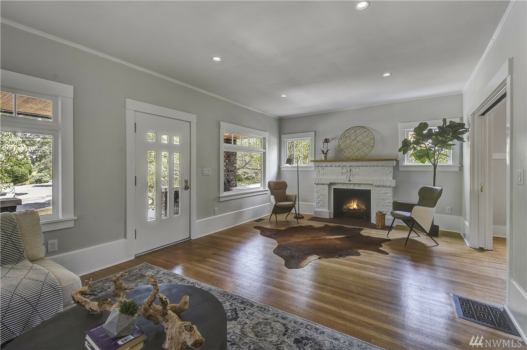 Property Photo: 321 McGraw WA 98109