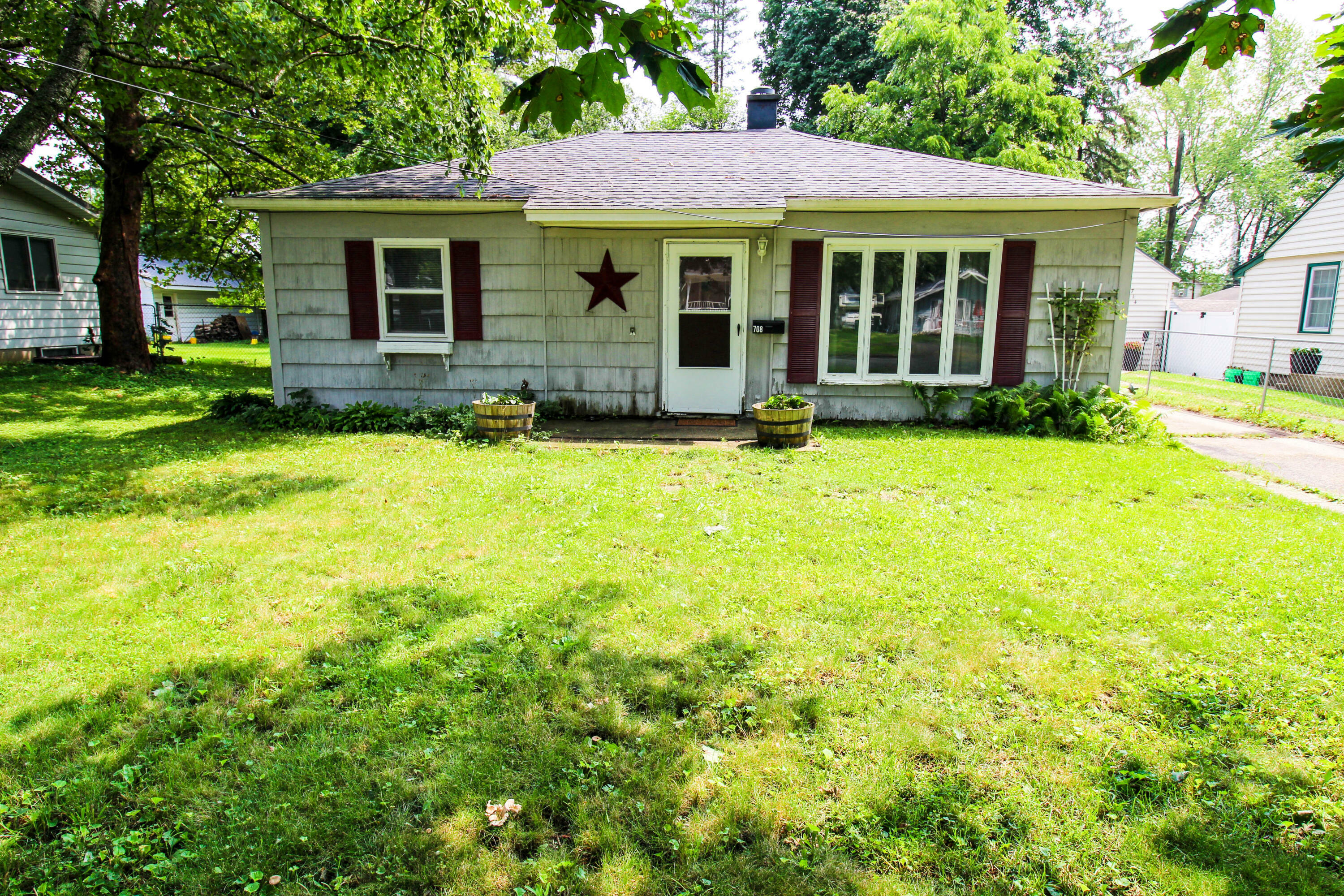 Property Photo:  708 S Hooker Avenue  MI 49093 