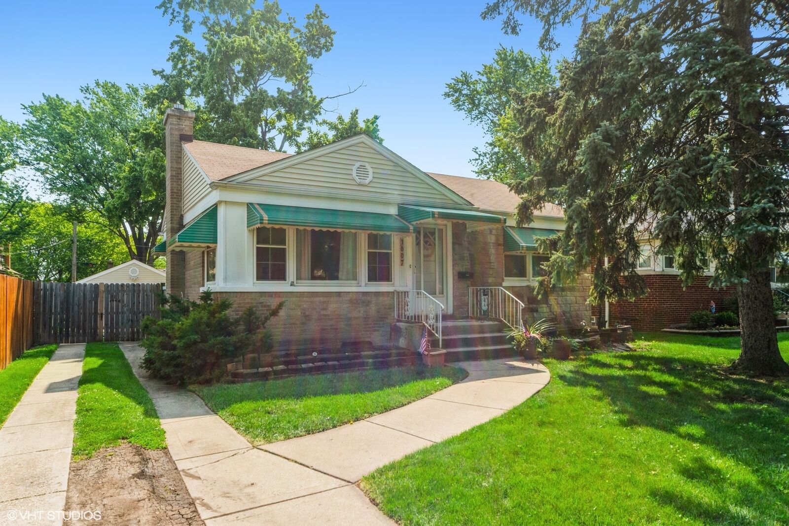 Property Photo: 1607 Stratford Avenue IL 60154