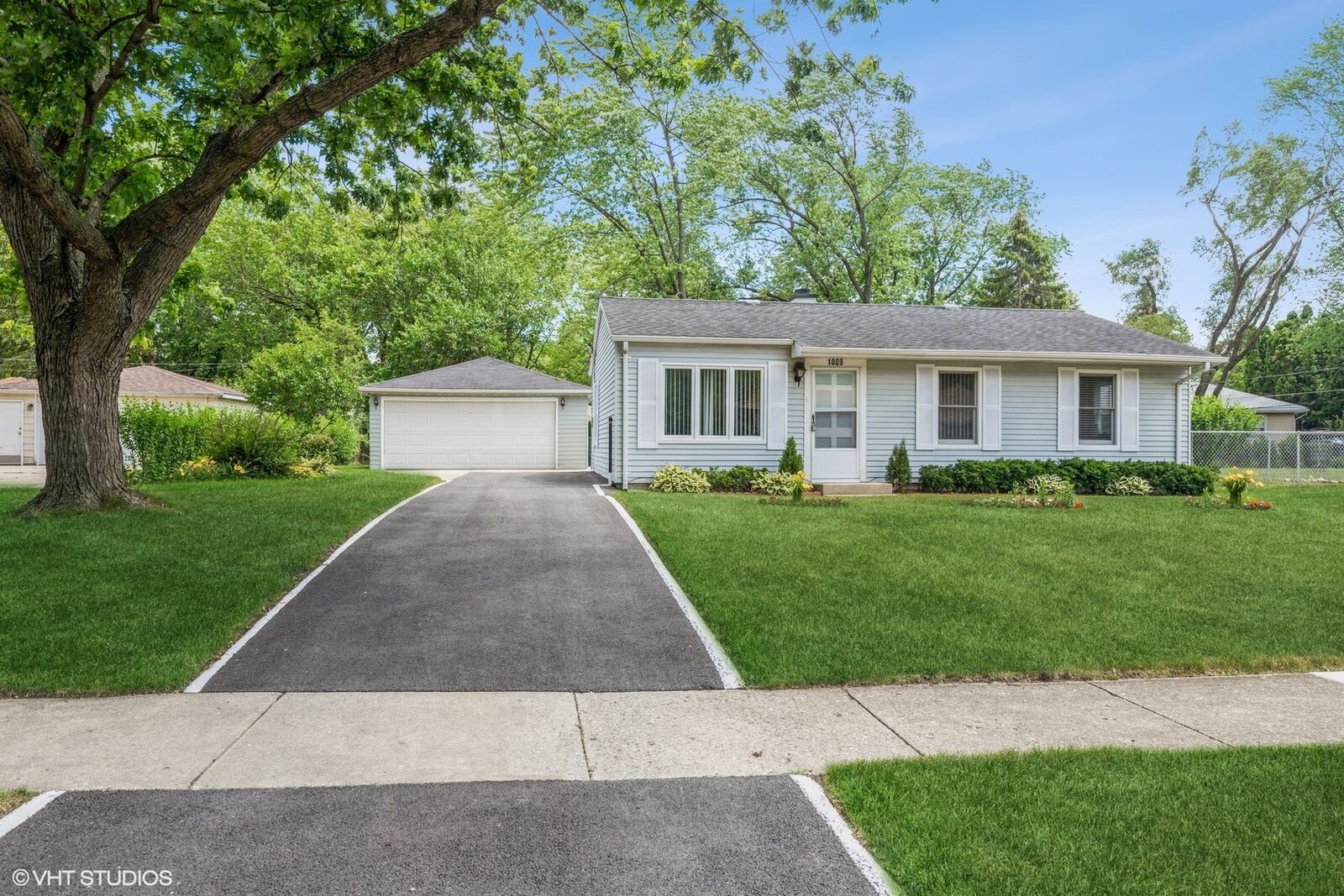 Property Photo:  1009 E Capri Drive  IL 60074