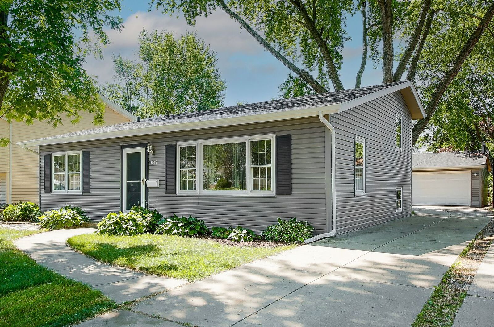 Property Photo:  1018 E Elm Street  IL 60189 