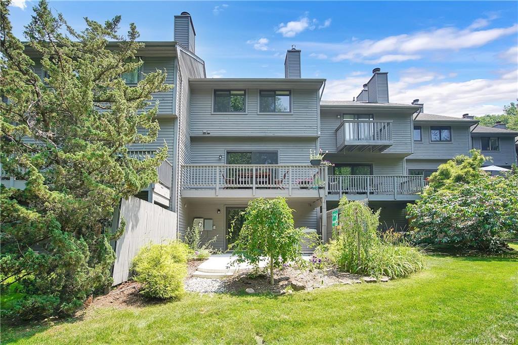 Property Photo: 70 Conestoga Way 70 CT 06033