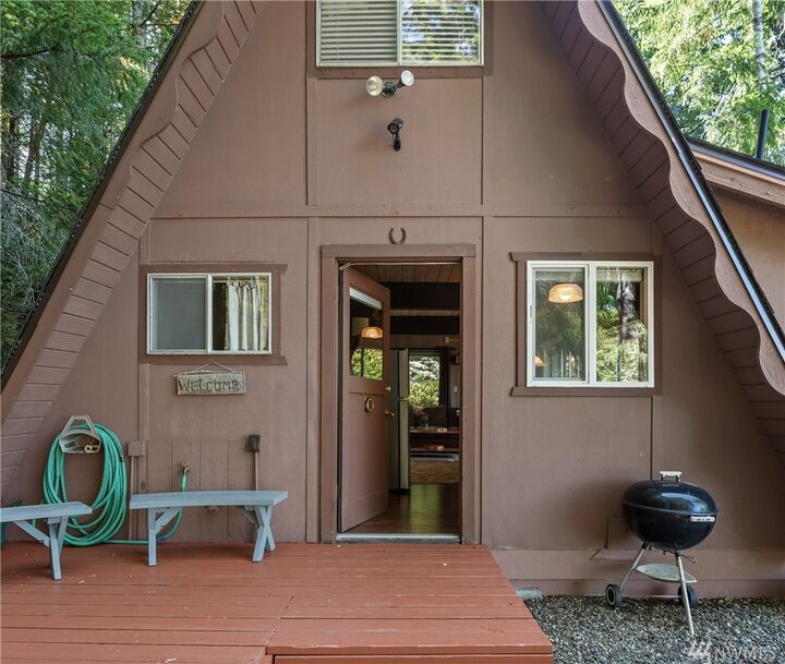 Property Photo:  140 E Woods Place  WA 98528 