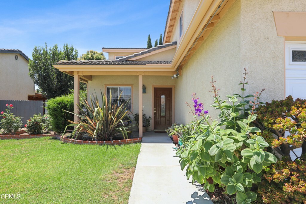 Property Photo:  225 Cinnamon Oak Avenue  CA 93004 