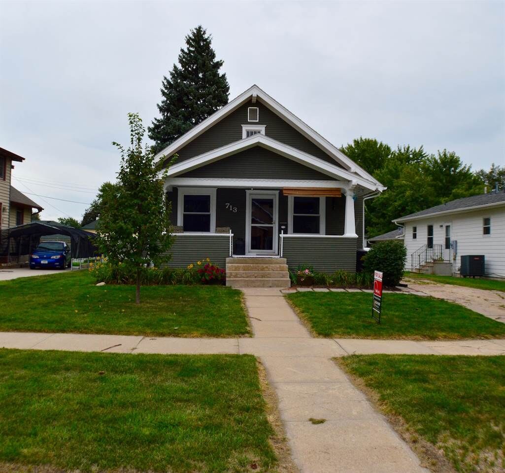 Property Photo: 713 S 10 NE 68701