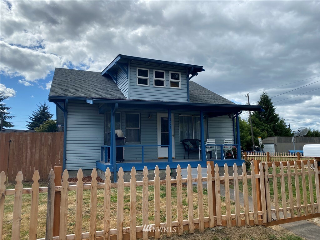 Property Photo:  1201 S 7th Avenue  WA 98626 