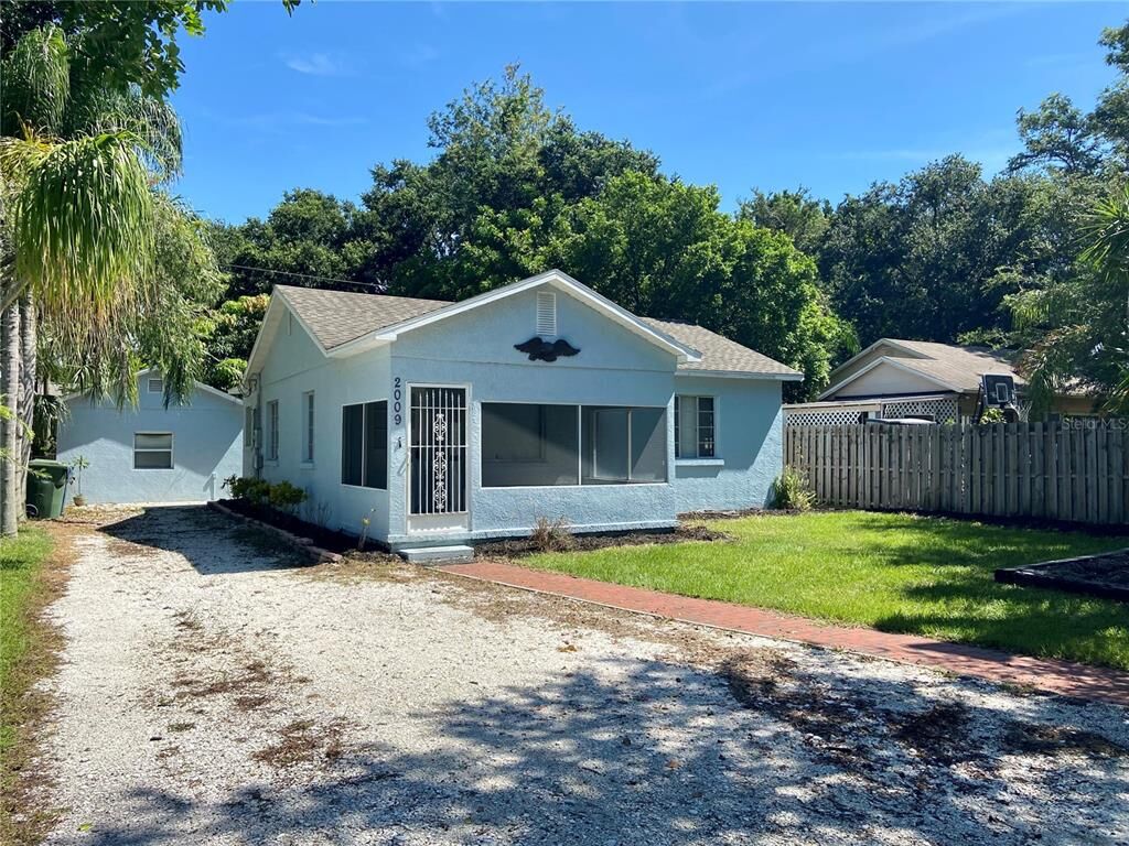 Property Photo:  2009 1st Avenue E  FL 34208 
