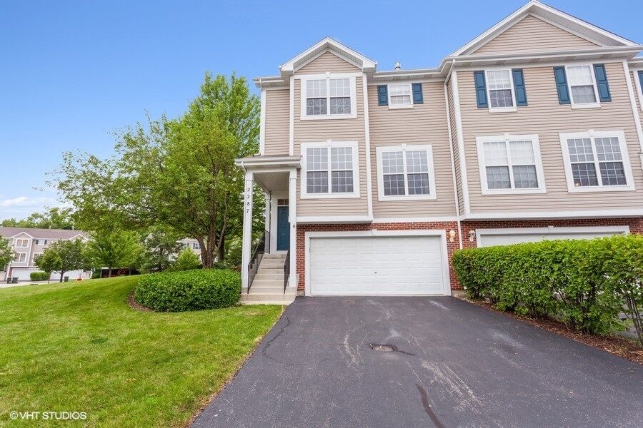 Property Photo:  2287 Hudson Circle  IL 60502 