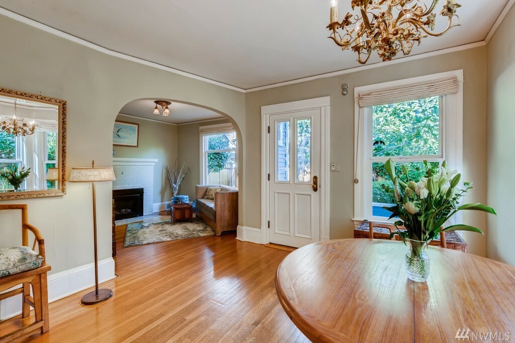 Property Photo: 5505 Brooklyn Ave NE WA 98105