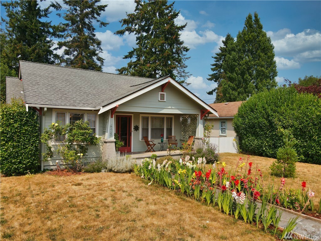 Property Photo:  628 Bellevue Ave  WA 98584 