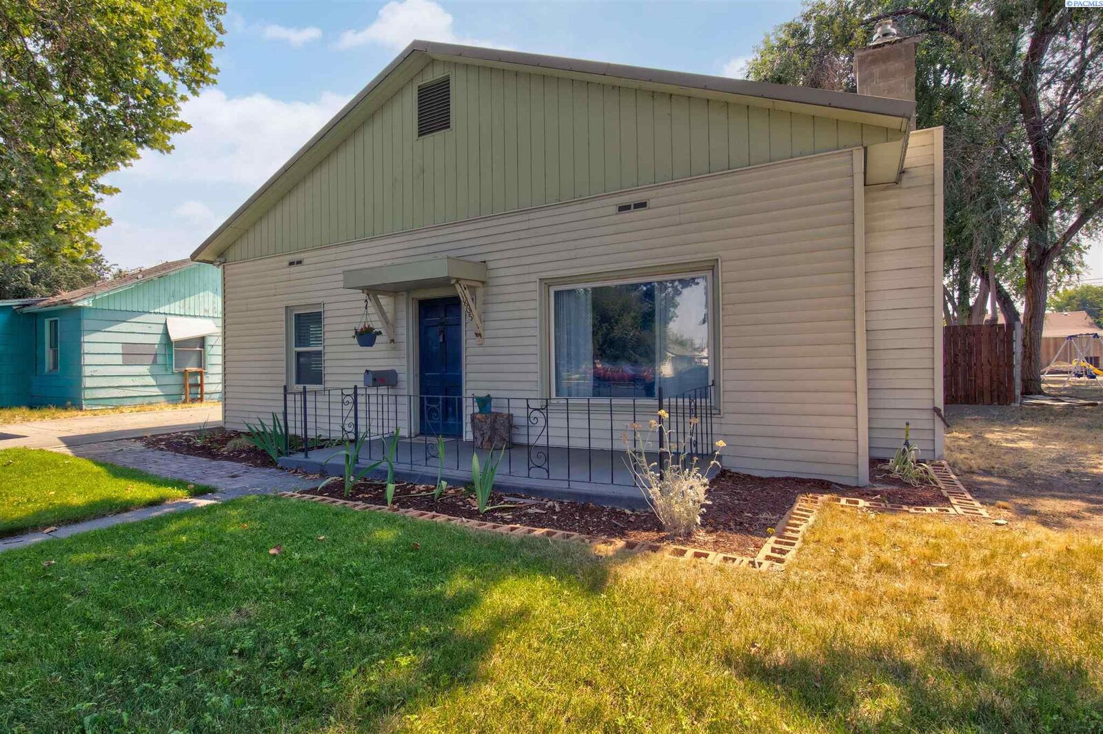 Property Photo:  1805 W 3rd Ave  WA 99336-3245 