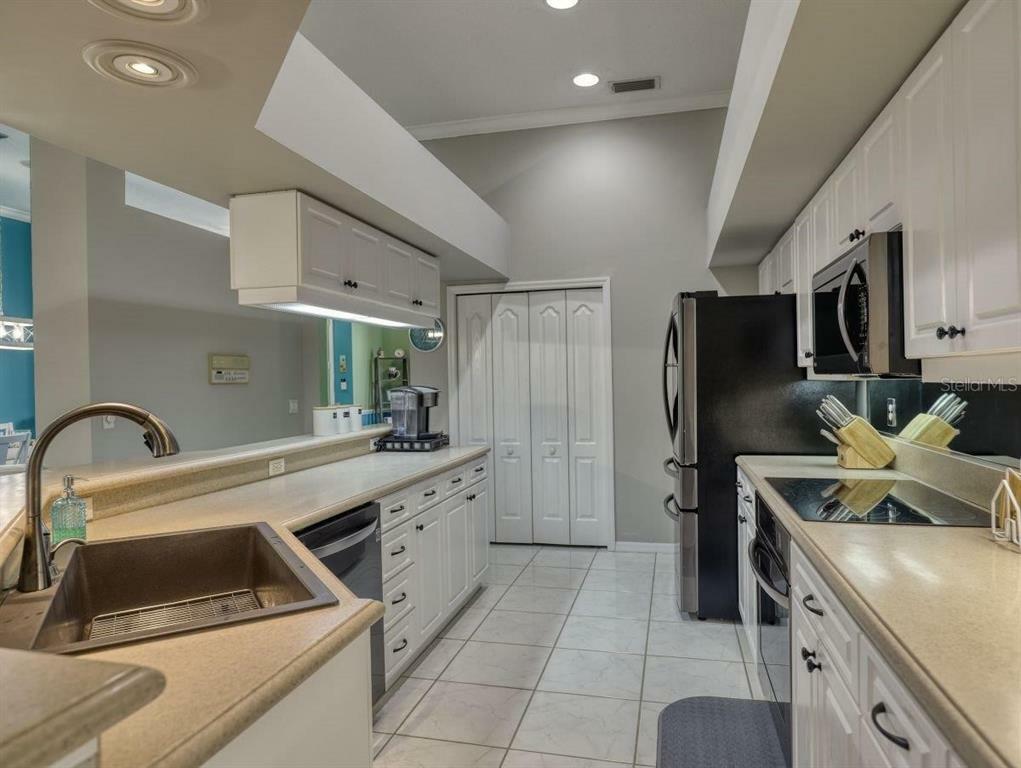 Property Photo:  9032 Huntington Pointe Drive  FL 34238 