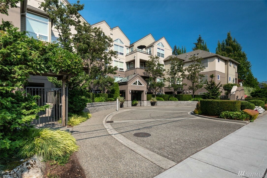 Property Photo:  615 6th St 310  WA 98033 