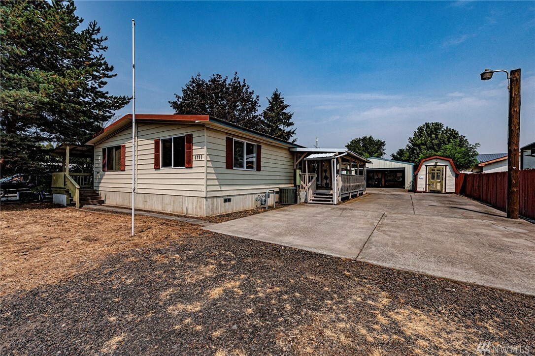 Property Photo:  1711 Bryant Ave  WA 99362 