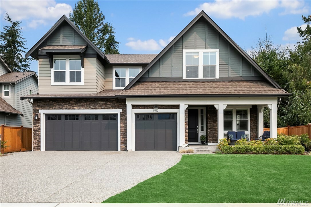 Property Photo:  1402 SE 15th St  WA 98045 
