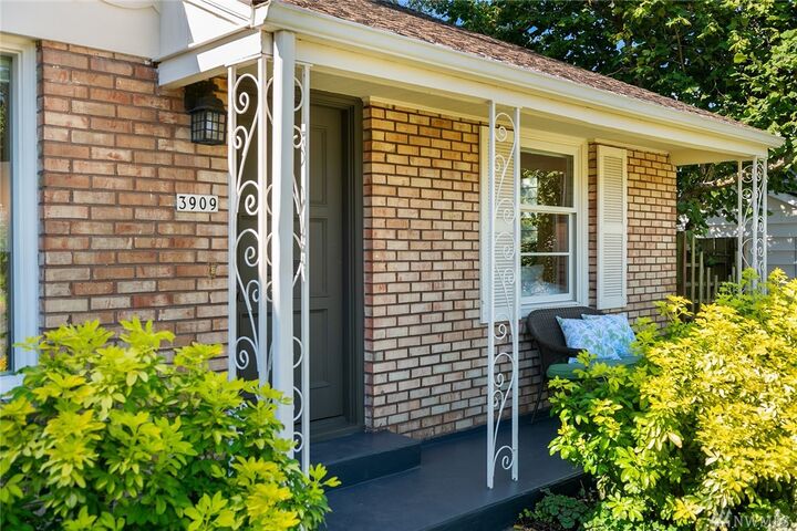 Property Photo:  3909 SW Southern St  WA 98136 