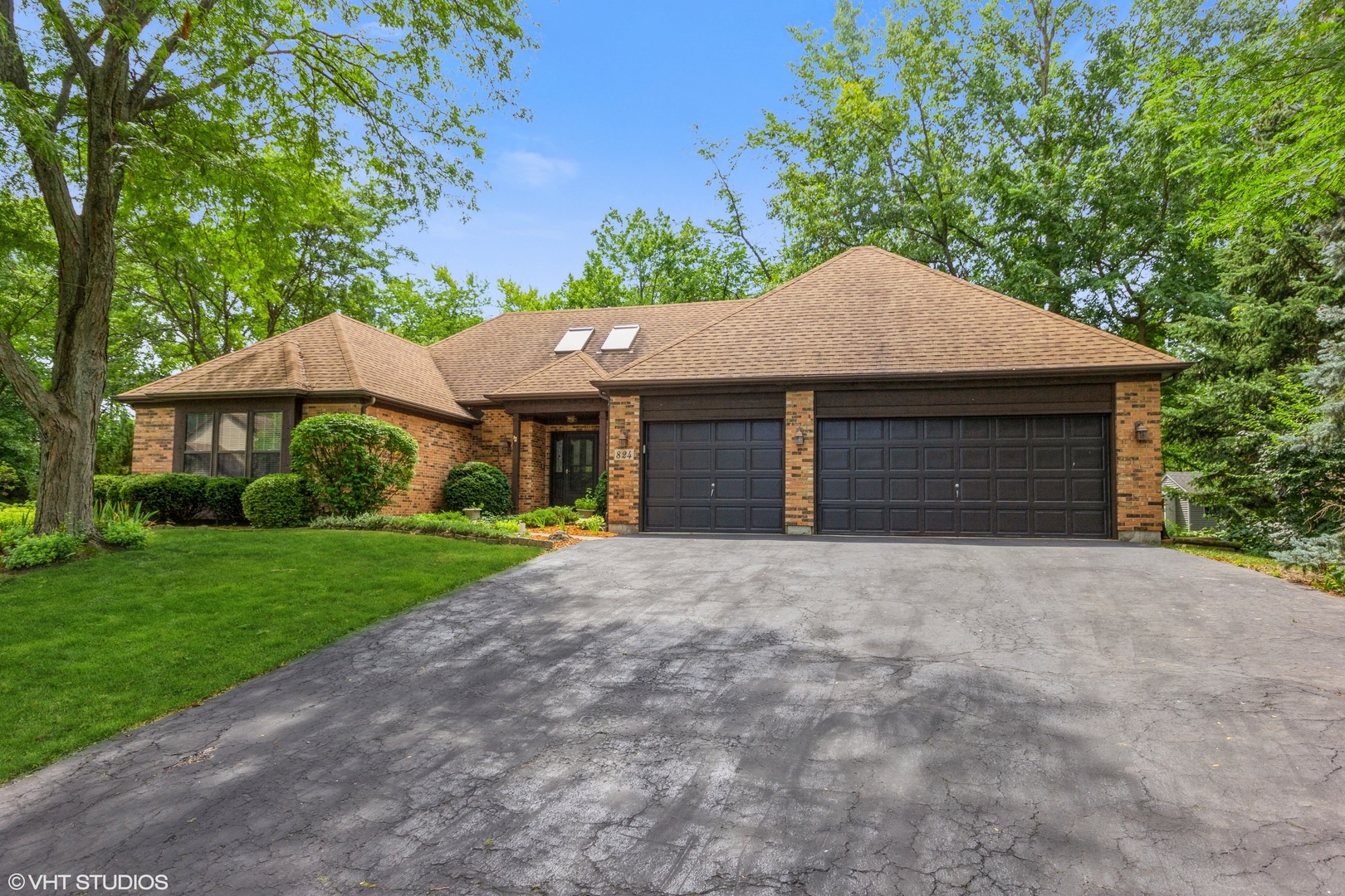 Property Photo:  824 Tam O Shanter Circle  IL 60440 