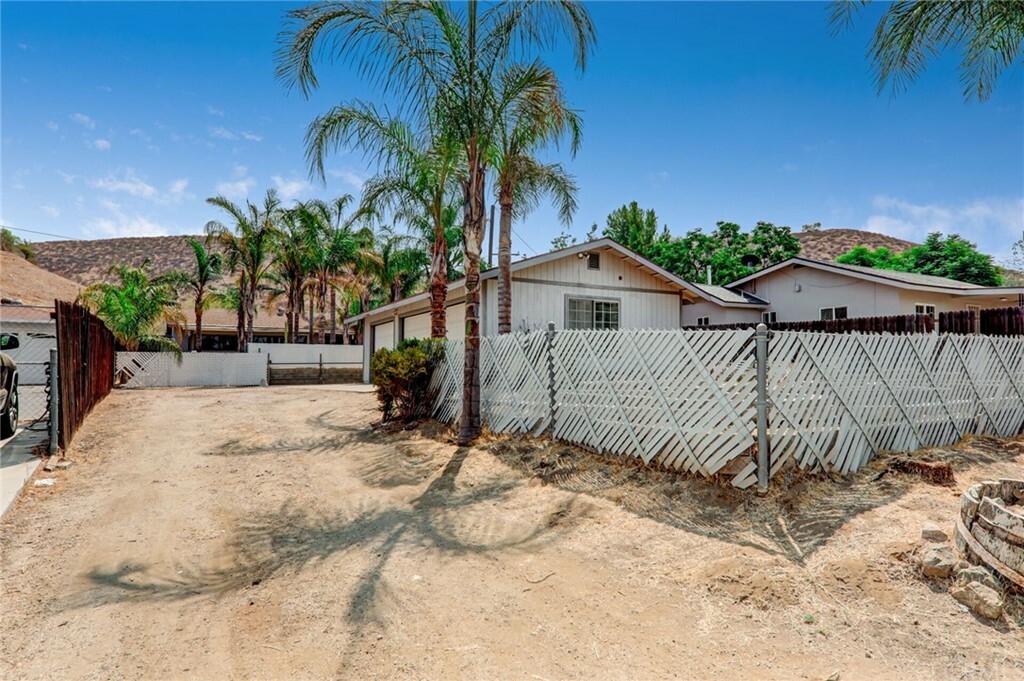 Property Photo:  258 E Hill St  CA 92530 