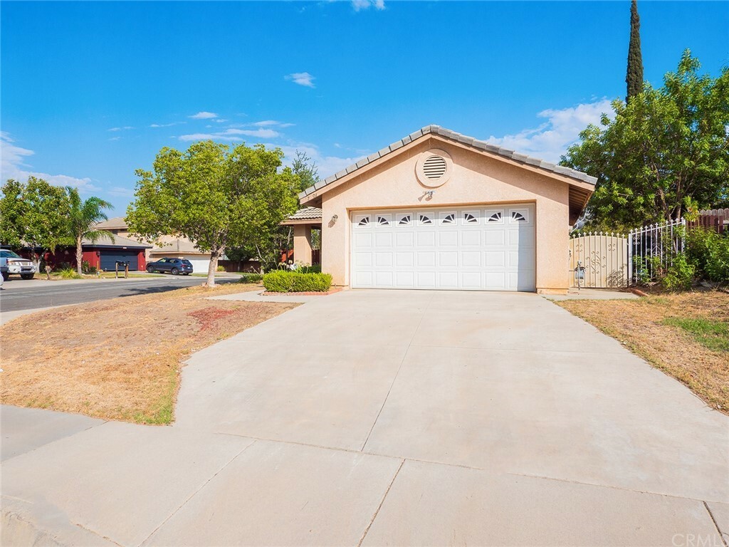 Property Photo:  22801 Country Gate Road  CA 92557 