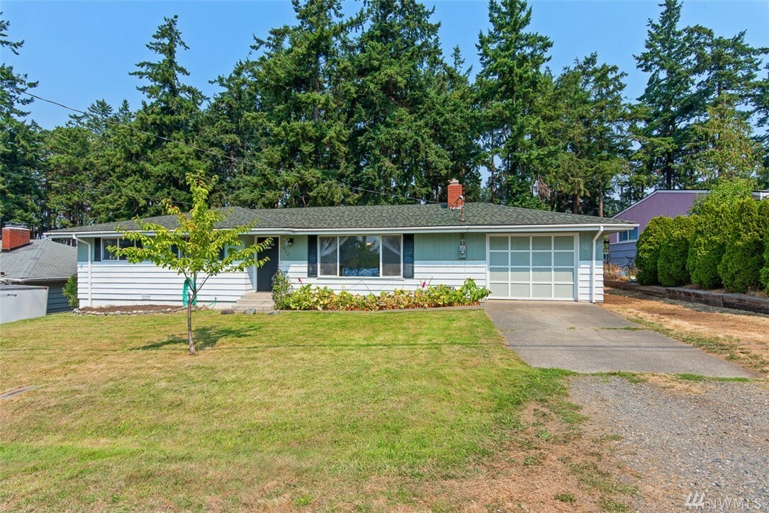 Property Photo:  1622 NE 5th Ave  WA 98277 