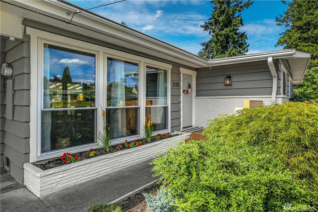 Property Photo:  225 N St SE  WA 98002 