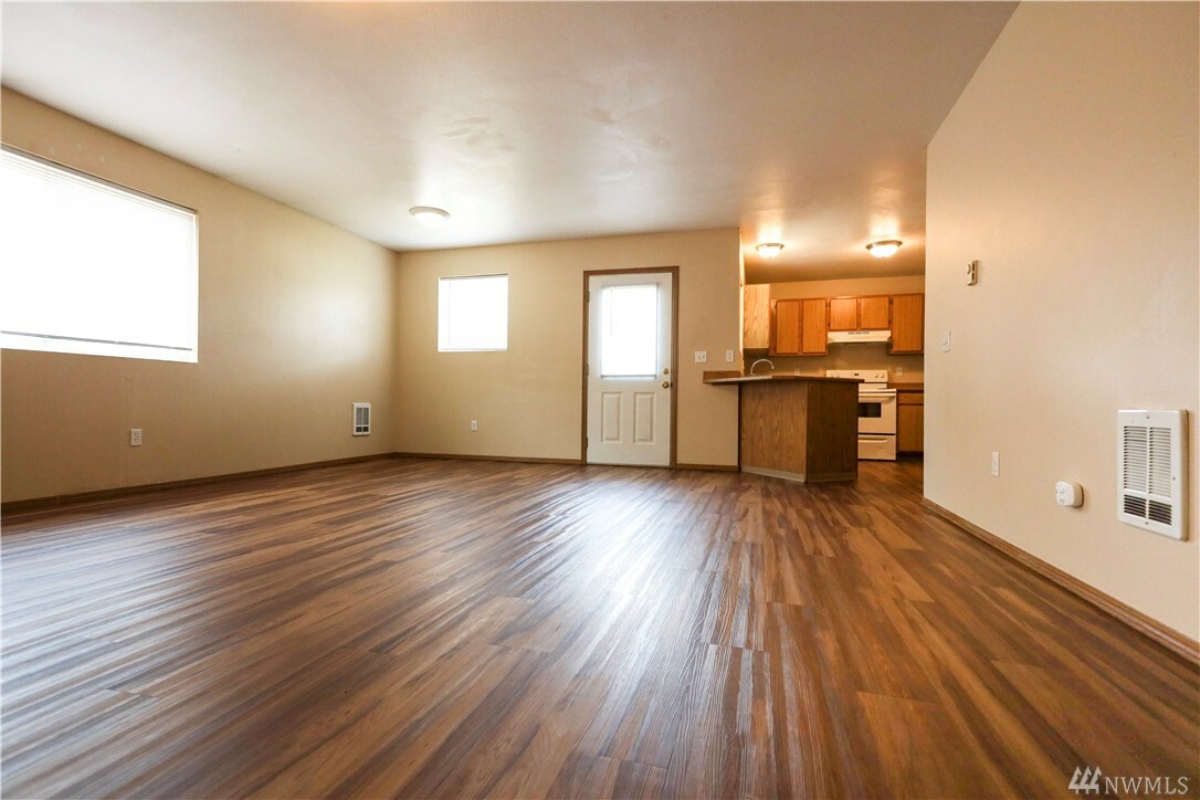 Property Photo:  1900 N Yew St  WA 98926 