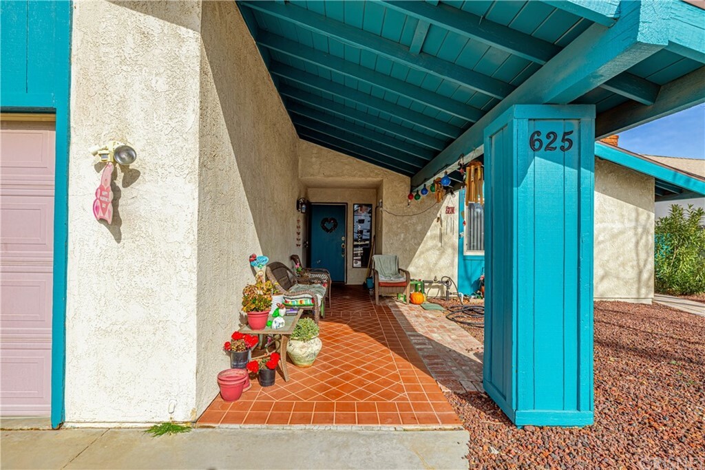 Property Photo:  625 Dania Street  CA 93551 