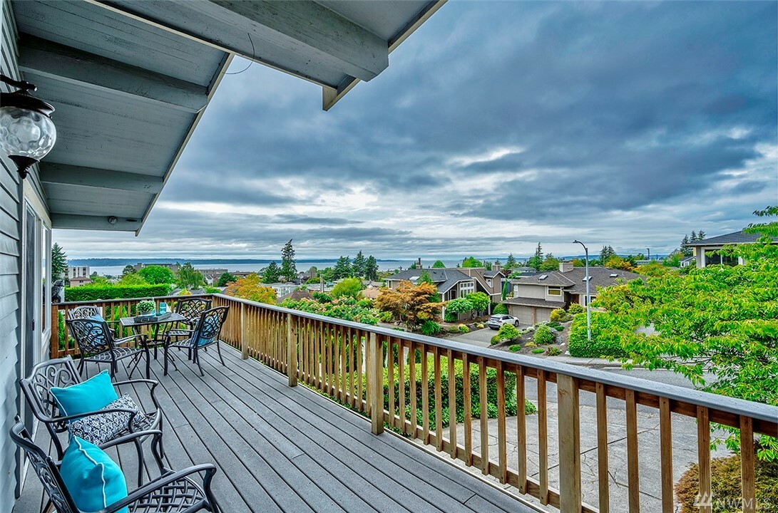 Property Photo:  710 Alder St  WA 98020 